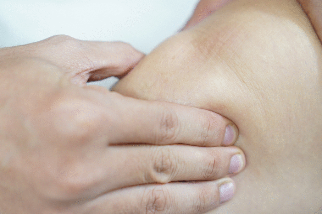 Xoa bóp bấm huyệt khớp gối