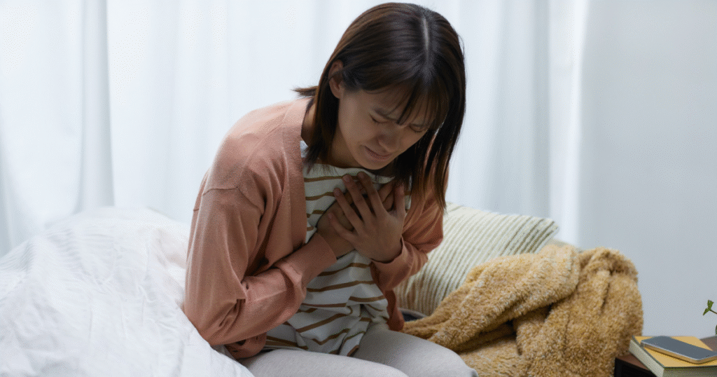 Vì sao lo âu thường đi kèm tức ngực, thở không sâu