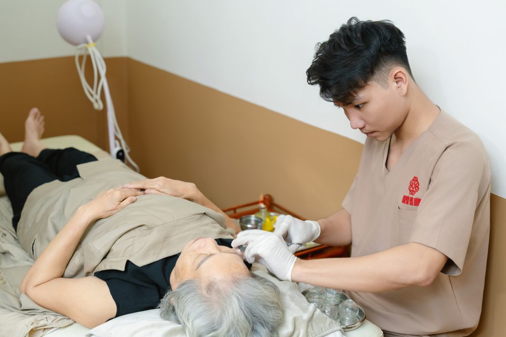 Nhân viên thực hiện trị liệu vùng đầu cho người bệnh tại Nguyễn Phúc Đường