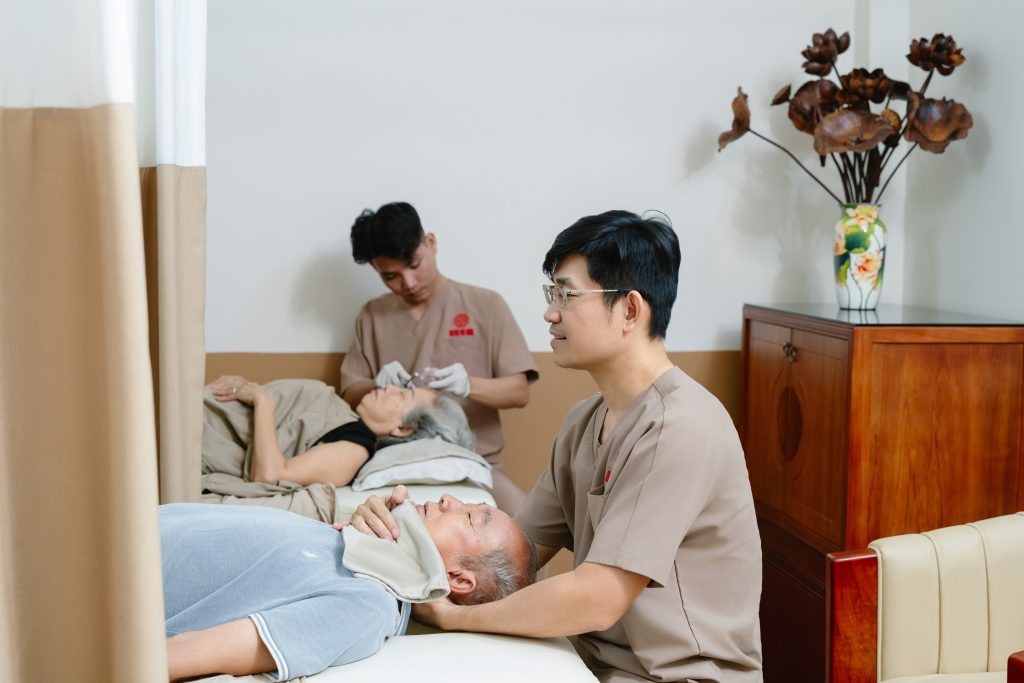 Bác sĩ và nhân viên chăm sóc người bệnh tại Nguyễn Phúc Đường