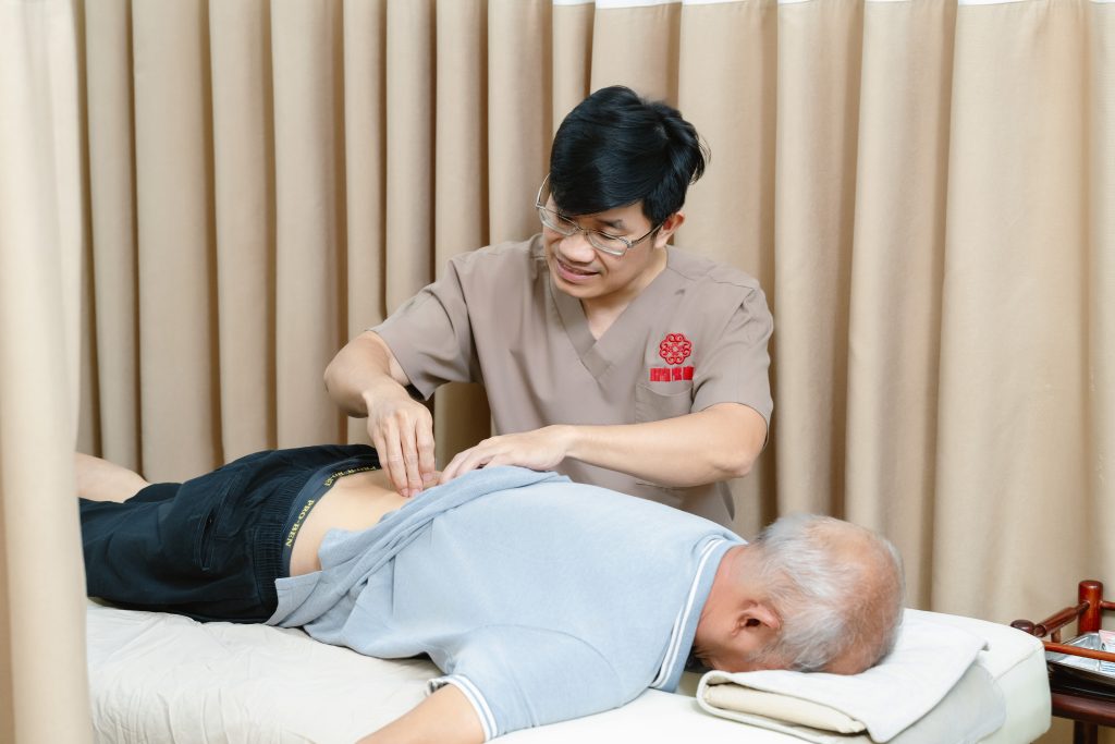 Bác sĩ chăm sóc vùng lưng cho người bệnh tại Nguyễn Phúc Đường