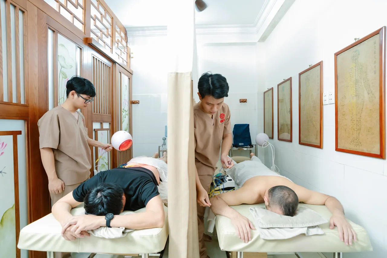 Hoạt động chăm sóc người bệnh tại phòng trị liệu Nguyễn Phúc Đường