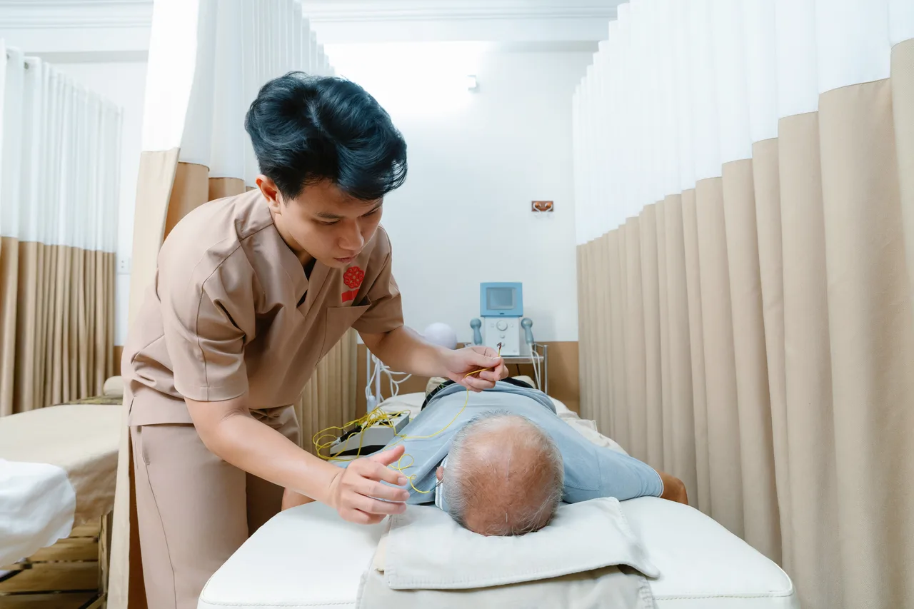 Hoạt động chăm sóc vùng lưng tại phòng khám