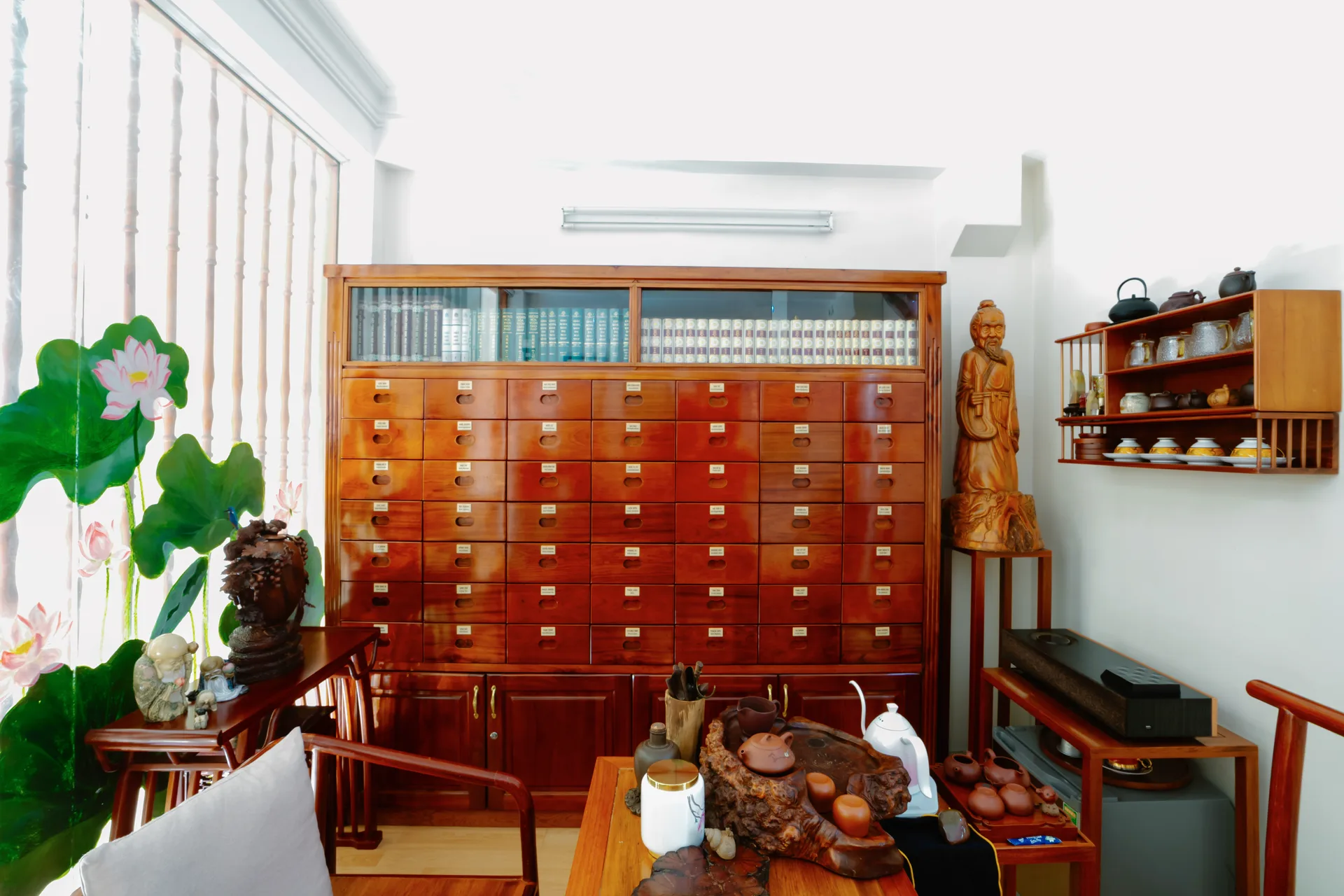 Không gian phòng khám Nguyễn Phúc Đường với tủ thuốc Y học cổ truyền