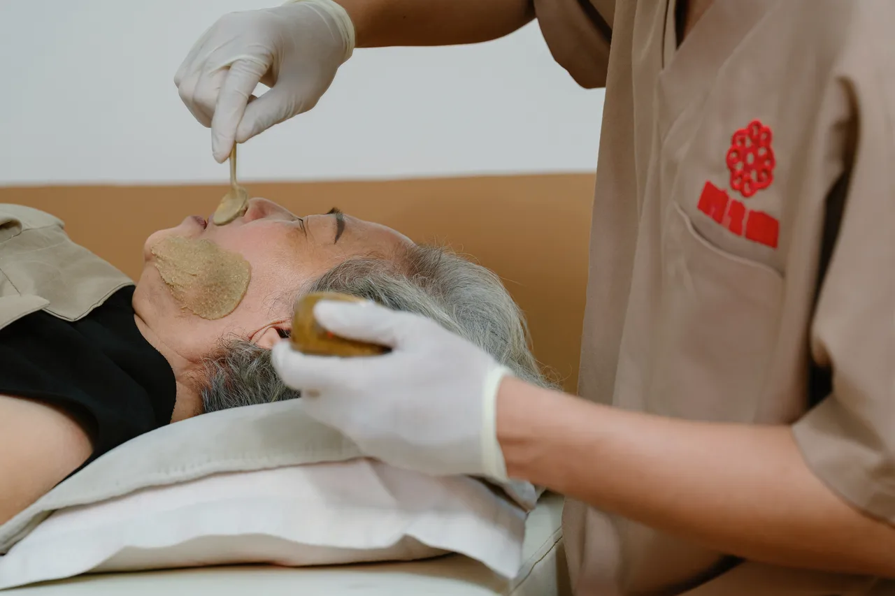 Thoa mặt nạ trong buổi chăm sóc da mặt