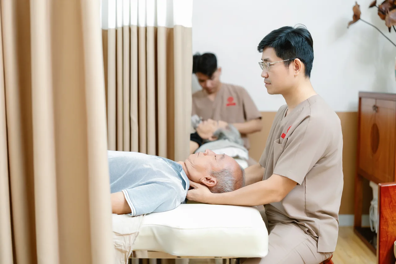 Hoạt động chăm sóc vùng đầu tại phòng khám