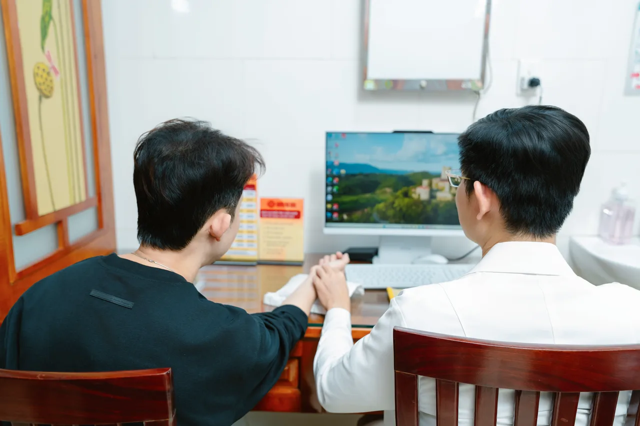 Trao đổi thông tin trong buổi thăm khám