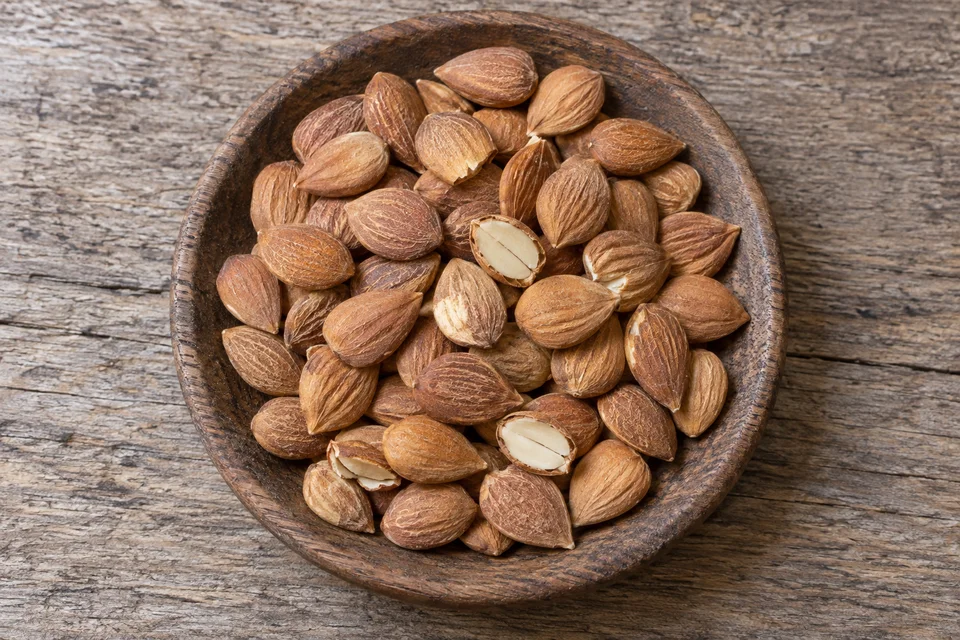 Ảnh minh họa Đào Nhân dạng khô trên đĩa gỗ