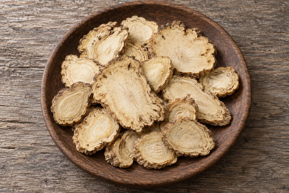 Ảnh minh họa Đương Quy dạng khô trên đĩa gỗ