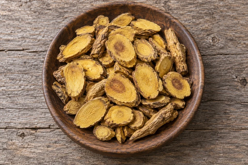 Ảnh minh họa Hoàng Cầm dạng khô trên đĩa gỗ